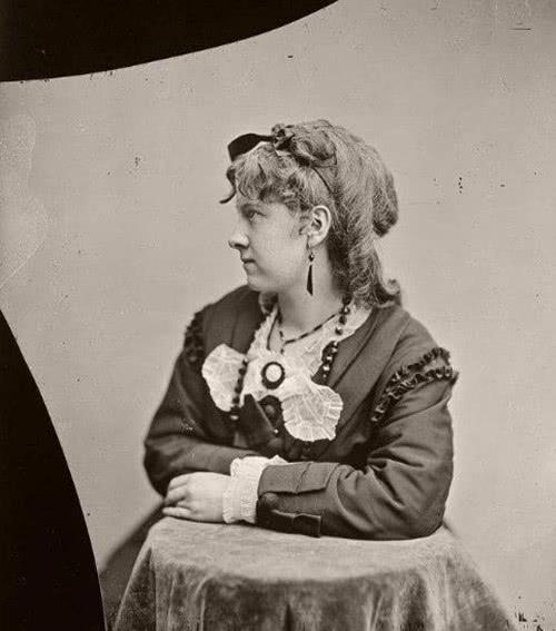 足不出戶80年！少女痛失家人「繼承6億遺產」遇人不淑　離婚後「對人性失去信心」104歲因就醫出門