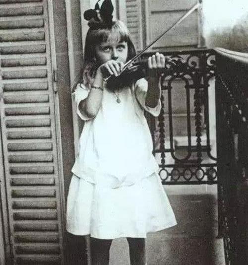 足不出戶80年！少女痛失家人「繼承6億遺產」遇人不淑　離婚後「對人性失去信心」104歲因就醫出門