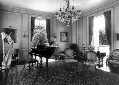 足不出戶80年！少女痛失家人「繼承6億遺產」遇人不淑　離婚後「對人性失去信心」104歲因就醫出門