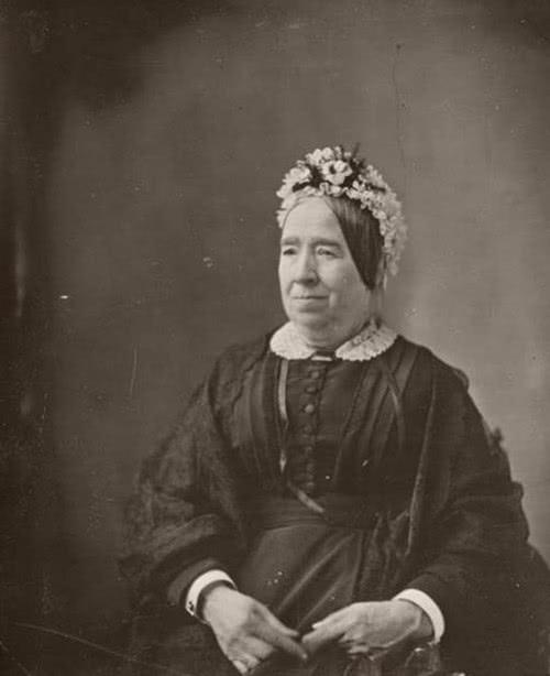 足不出戶80年！少女痛失家人「繼承6億遺產」遇人不淑　離婚後「對人性失去信心」104歲因就醫出門