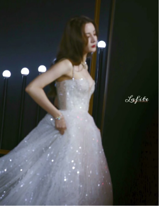 迪麗熱巴「出道前婚紗寫真」曝光：濃妝艷抹「造型浮誇」影樓風滿滿，依舊難掩天生麗質