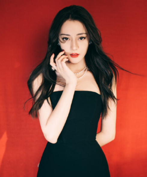 迪麗熱巴「出道前婚紗寫真」曝光：濃妝艷抹「造型浮誇」影樓風滿滿，依舊難掩天生麗質