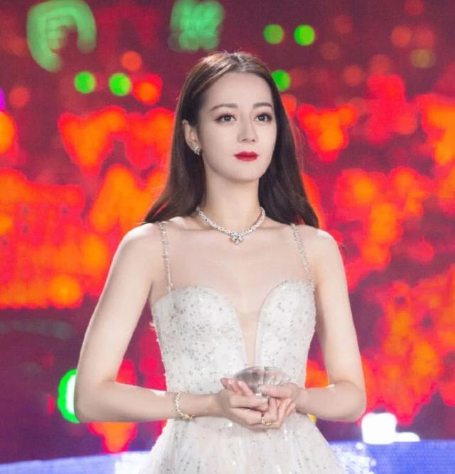 迪麗熱巴「出道前婚紗寫真」曝光：濃妝艷抹「造型浮誇」影樓風滿滿，依舊難掩天生麗質