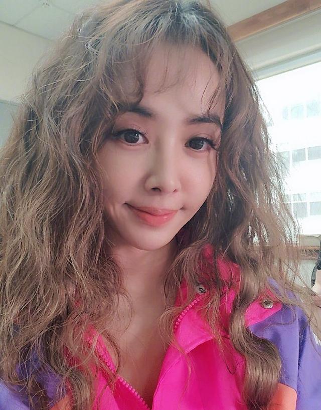 蔡依林曬自拍「新髮型」好亮眼！換羊毛卷長發可愛又減齡，39歲美得像19歲！