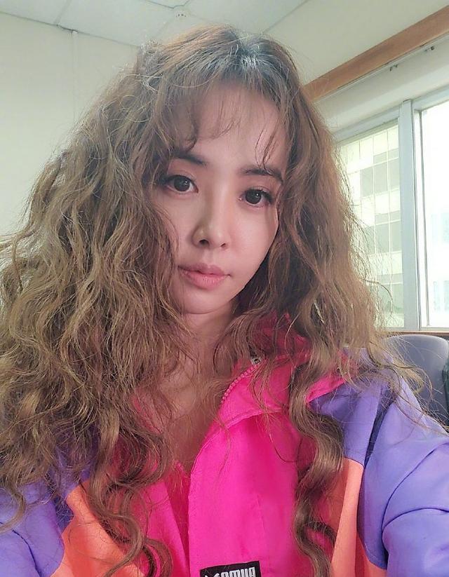 蔡依林曬自拍「新髮型」好亮眼！換羊毛卷長發可愛又減齡，39歲美得像19歲！