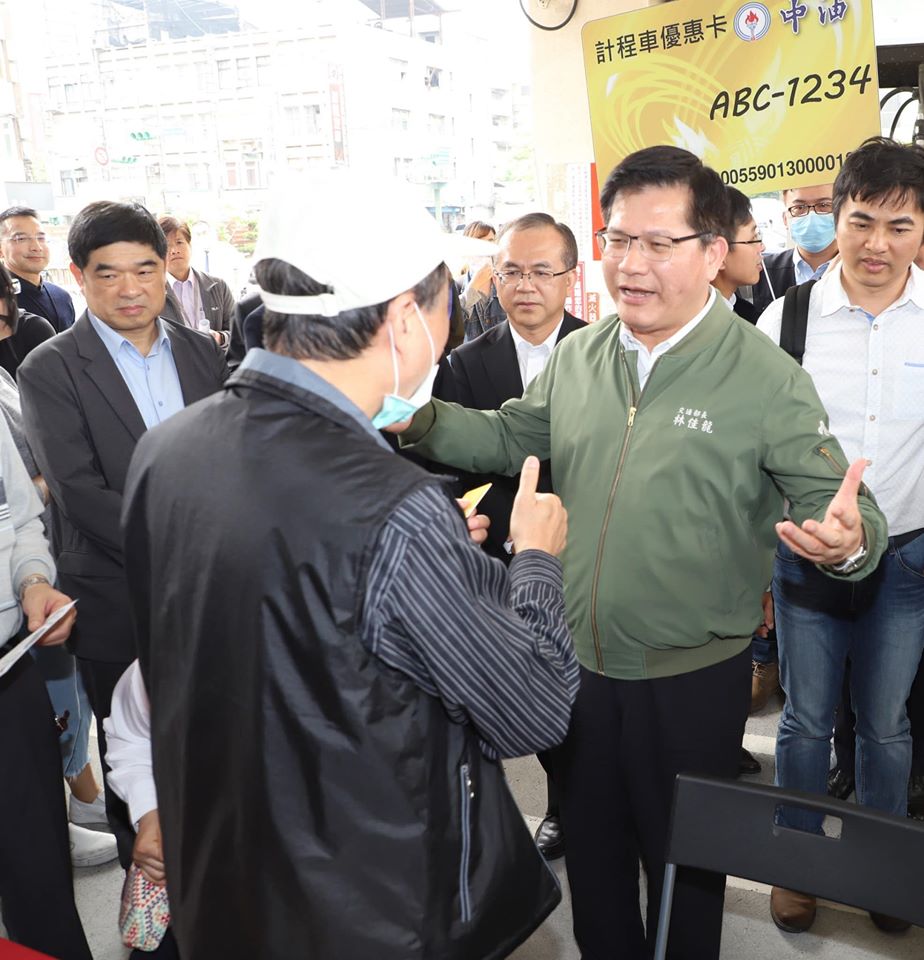 兒子入境沒隔離！觀光局高官疑濫權「叫機場人員接待」雙雙確診　還被爆「翹班親自接送」交通部回應了