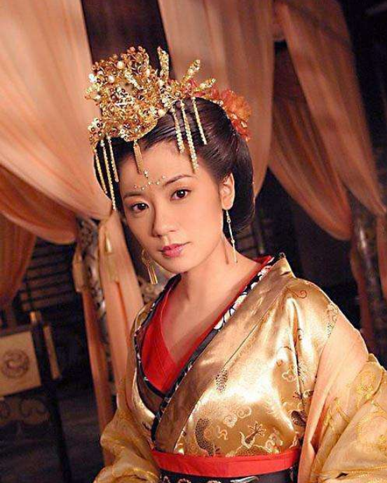 時隔多年再穿古裝！45歲賈靜雯「新劇貴妃扮相」好端莊大氣， 一顰一笑皆風情萬種