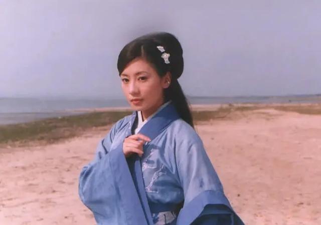 時隔多年再穿古裝！45歲賈靜雯「新劇貴妃扮相」好端莊大氣， 一顰一笑皆風情萬種