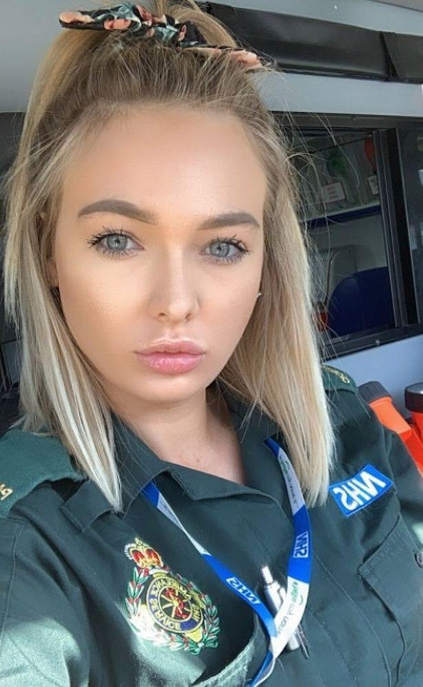 英國美女護士奮戰前線！「發制服自拍照」為自己自豪，卻因「妝容精緻」被猛烈抨擊：你太可怕了