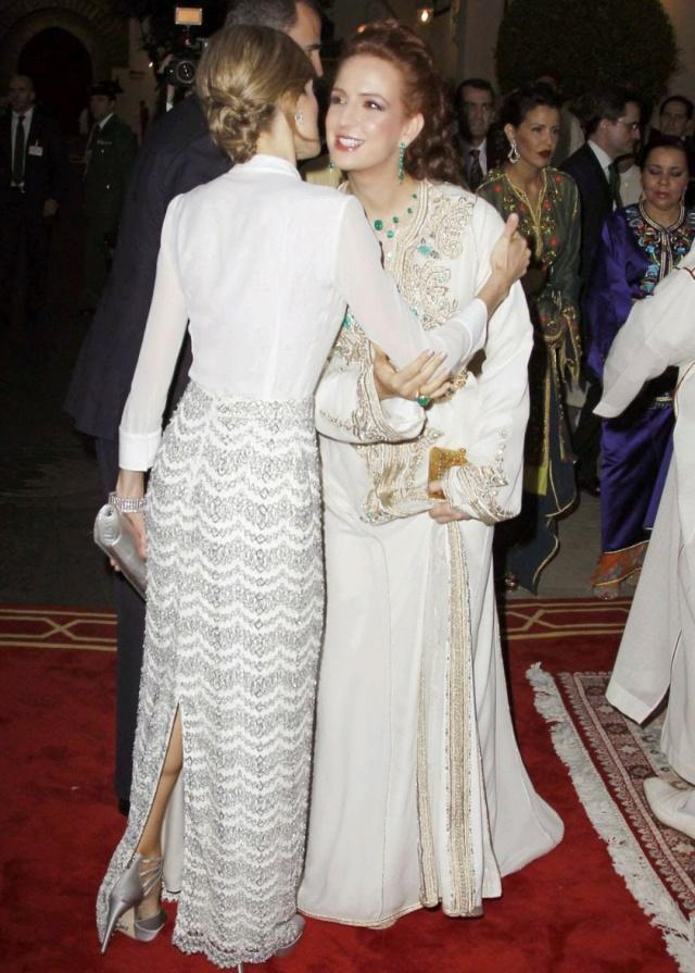 終遇對手！西班牙王后「一襲白裙」幹練又優雅，卻不敵「摩洛哥王妃民族裝」華貴明艷