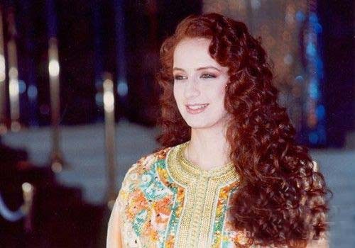 終遇對手！西班牙王后「一襲白裙」幹練又優雅，卻不敵「摩洛哥王妃民族裝」華貴明艷