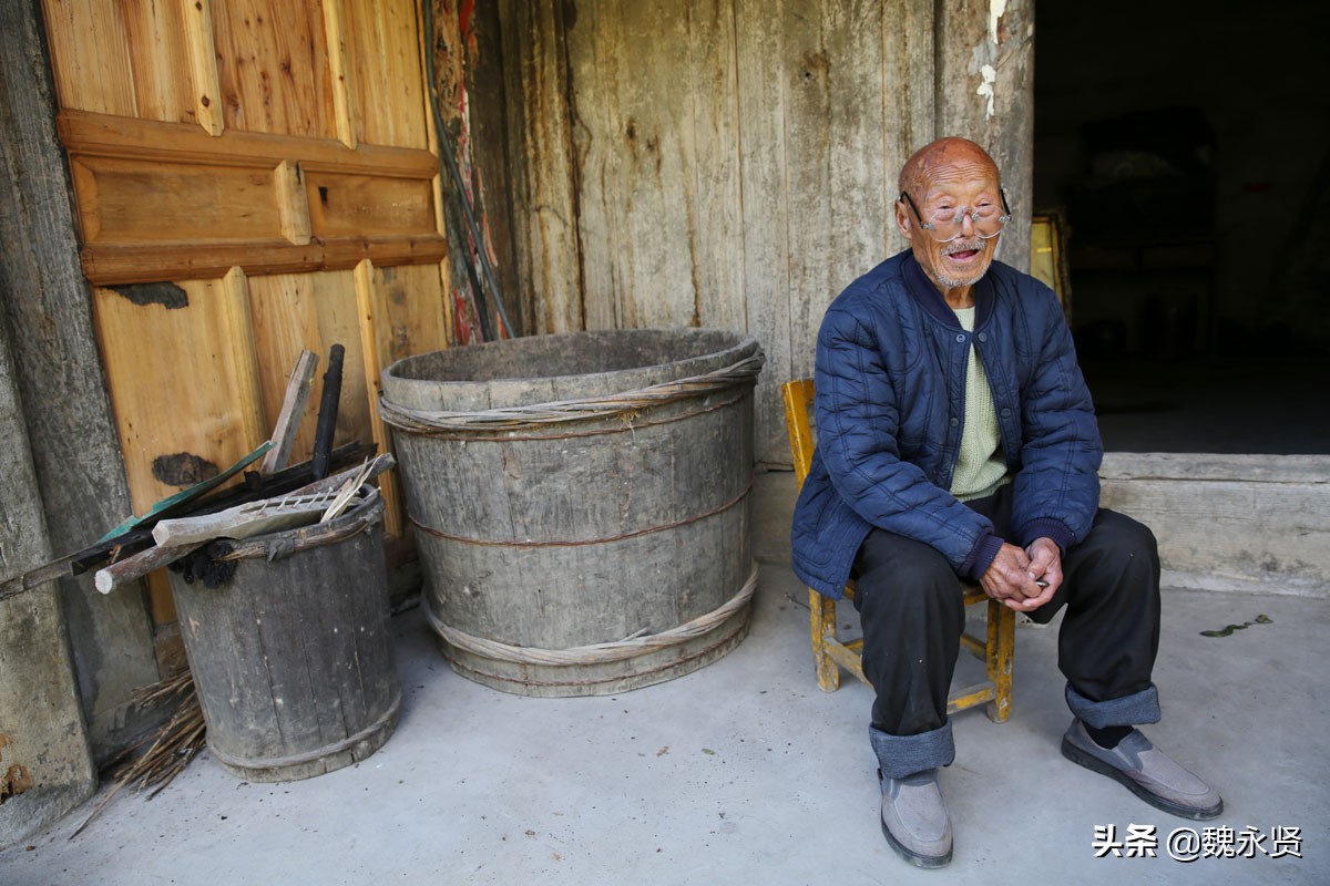 63歲孝兒退休後返鄉隱居「住200年老房」過山中生活　種田養豬「陪伴92歲老父」天天散步談心