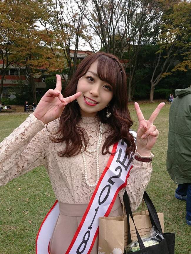 2020「日本最美女大生」冠軍出爐！典禮上露燦笑領獎　網一比對「網路上精緻美照」看呆：本人差好多
