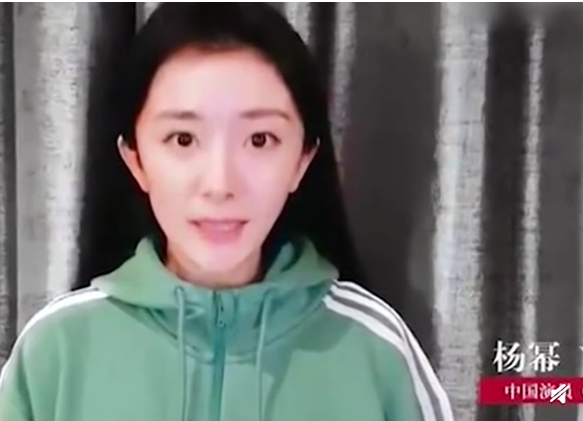 女神怎麼了？楊冪久違現身「鏡頭前大方素顏」　粉絲驚見「凹陷消瘦臉頰」心疼：差點認不出來！