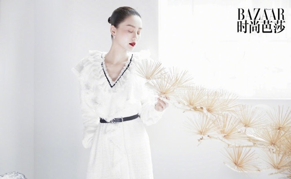 美人在骨不在皮 ！33歲劉詩詩氣質驚人，盤髮造型大秀天鵝頸    與「小鹿」同框優雅又高貴