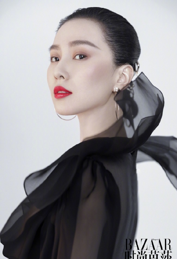 美人在骨不在皮 ！33歲劉詩詩氣質驚人，盤髮造型大秀天鵝頸    與「小鹿」同框優雅又高貴