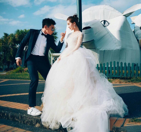 美人在骨不在皮 ！33歲劉詩詩氣質驚人，盤髮造型大秀天鵝頸    與「小鹿」同框優雅又高貴