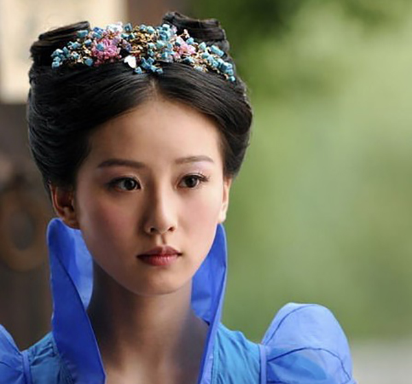 美人在骨不在皮 ！33歲劉詩詩氣質驚人，盤髮造型大秀天鵝頸    與「小鹿」同框優雅又高貴