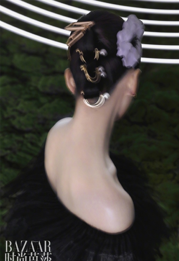 美人在骨不在皮 ！33歲劉詩詩氣質驚人，盤髮造型大秀天鵝頸    與「小鹿」同框優雅又高貴