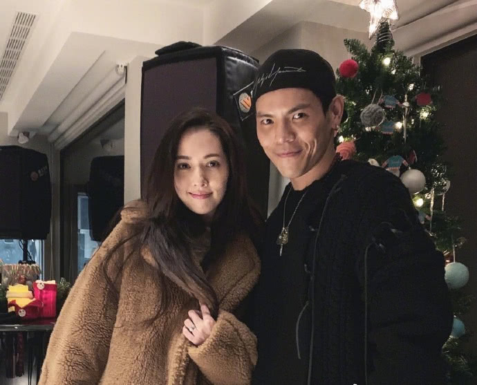 郭碧婷備孕成功？與向佐甜蜜旅遊過二人世界「衣著寬鬆腹部凸起」飄孕味，合照眉眼間更是難掩笑意