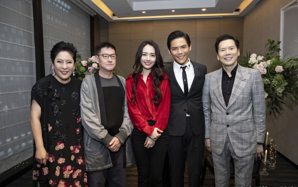 郭碧婷備孕成功？與向佐甜蜜旅遊過二人世界「衣著寬鬆腹部凸起」飄孕味，合照眉眼間更是難掩笑意