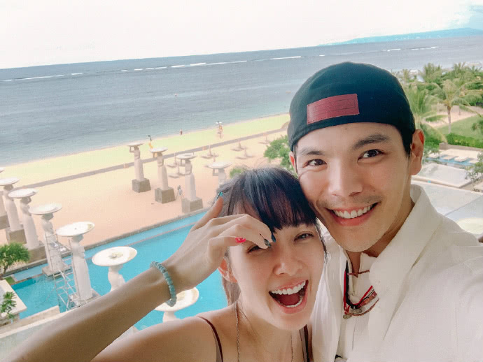 郭碧婷備孕成功？與向佐甜蜜旅遊過二人世界「衣著寬鬆腹部凸起」飄孕味，合照眉眼間更是難掩笑意