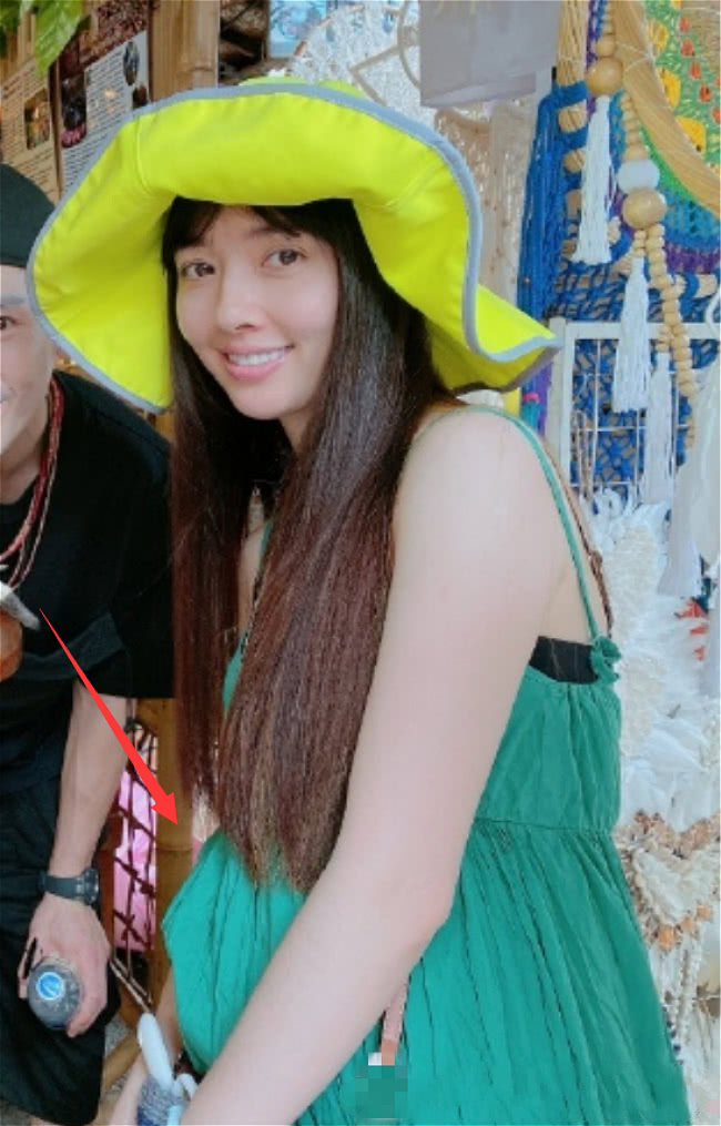 郭碧婷備孕成功？與向佐甜蜜旅遊過二人世界「衣著寬鬆腹部凸起」飄孕味，合照眉眼間更是難掩笑意