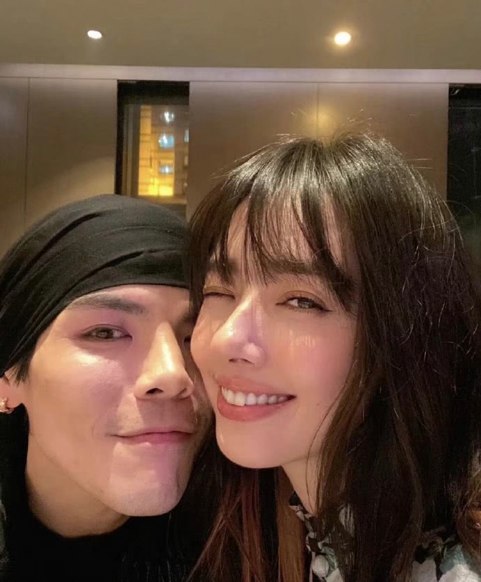 郭碧婷備孕成功？與向佐甜蜜旅遊過二人世界「衣著寬鬆腹部凸起」飄孕味，合照眉眼間更是難掩笑意