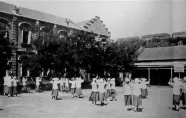 丈夫去世后，家產被奪，四個女兒三個大學校長：唯有才華奪不走