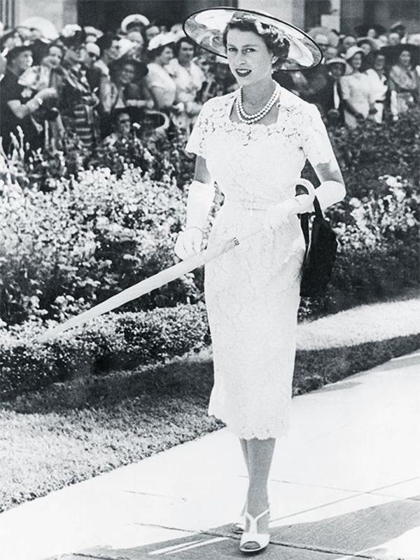 風華絕代！英女王「年輕照」流出：顏值身材逆天    穿衣華貴又時髦：天生貴族氣質