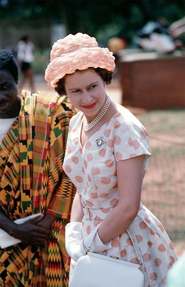 風華絕代！英女王「年輕照」流出：顏值身材逆天    穿衣華貴又時髦：天生貴族氣質