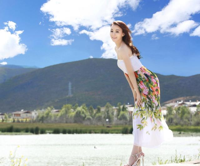 真不老女神！52歲蕭薔「穿抹胸花裙」身材凹凸有致很吸睛，多年容顏不變美麗依舊