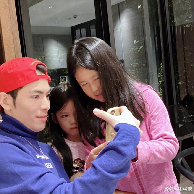 林熙蕾攜女為蕭敬騰慶生「曬凍齡近況」46歲仍清新優雅　曝光「0到18歲生活照」從小美到大