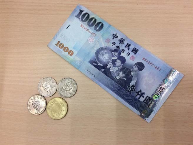 千元鈔找不開！讓客人拿走水果「換到零錢再回來」　對方消失1小時「突然在市場大喊」網感動：太暖了