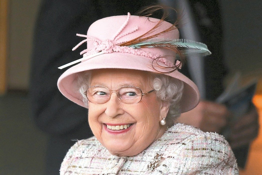 難怪願意嫁！英國女王「98歲老公年輕時」帥到不像話　深邃五官「宛如童話王子」根本男神級