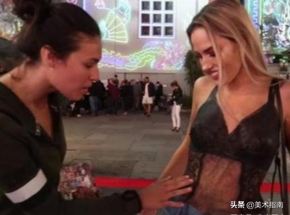不穿衣服！雙胞胎姐妹「畫緊身褲」逛街，火辣身材吸睛無數    路人驚呆：摸過才敢信