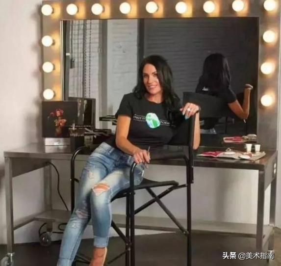 不穿衣服！雙胞胎姐妹「畫緊身褲」逛街，火辣身材吸睛無數    路人驚呆：摸過才敢信