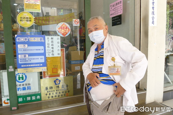 72歲老藥師「包尿布發口罩」自願增量販售　「累到倒頭睡」不埋怨：想多做點