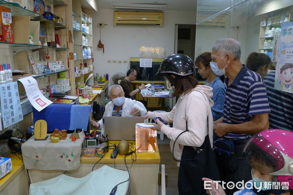 72歲老藥師「包尿布發口罩」自願增量販售　「累到倒頭睡」不埋怨：想多做點