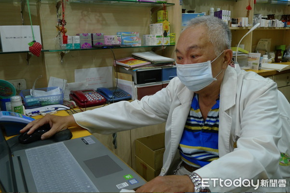 72歲老藥師「包尿布發口罩」自願增量販售　「累到倒頭睡」不埋怨：想多做點