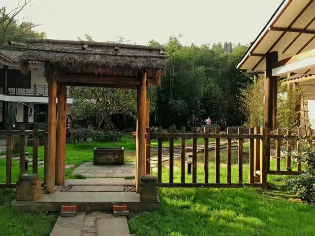 退休了，與其天天窩在家搓麻將，不如「回歸田園小院」隱退江湖