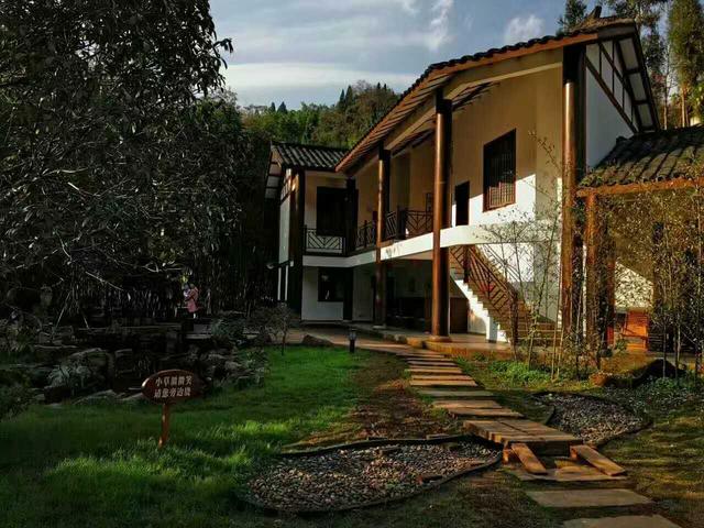 退休了，與其天天窩在家搓麻將，不如「回歸田園小院」隱退江湖