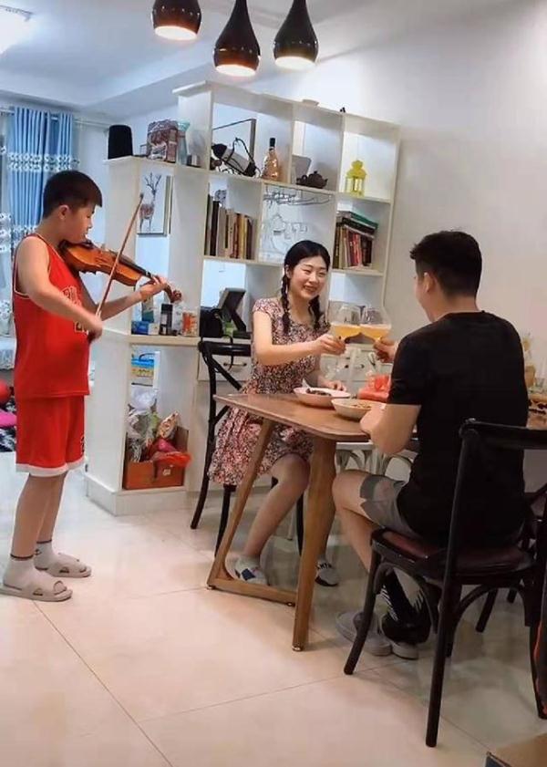 最強「狗糧」！夫妻倆甜蜜享用燭光晚餐，兒子一旁「拉琴助興」 網友：養兒千日，用兒一時 