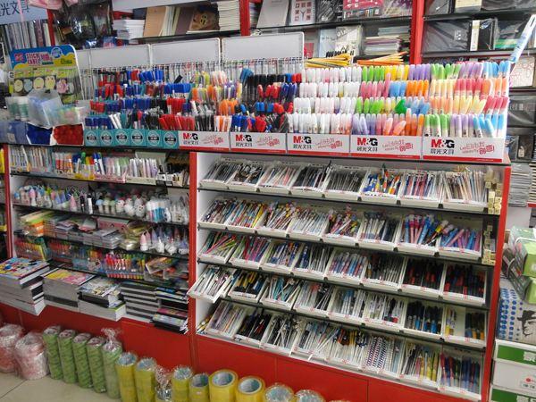 雜貨店買圓規！機智老闆見「13歲男孩狂打電話」越聽越不對勁　上前搶下手機「看到螢幕內容」：為時已晚