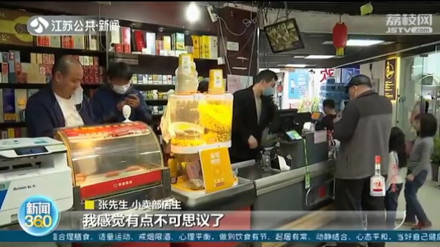 雜貨店買圓規！機智老闆見「13歲男孩狂打電話」越聽越不對勁　上前搶下手機「看到螢幕內容」：為時已晚
