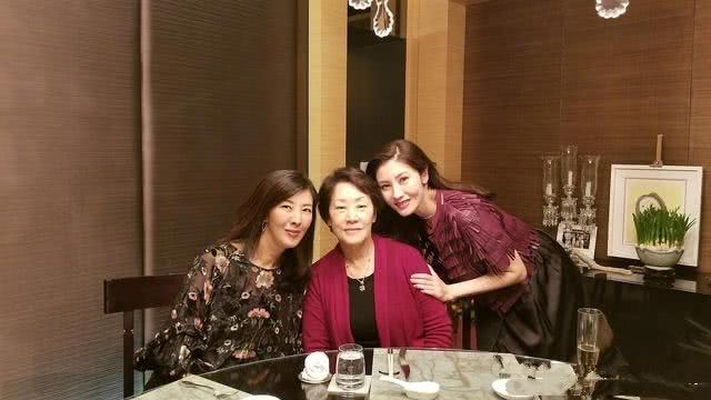 李嘉欣82歲媽媽近照曝光！皮膚緊緻不輸兩女兒，「超凍齡少女時代舊照」轟動全網：比李嘉欣都有范