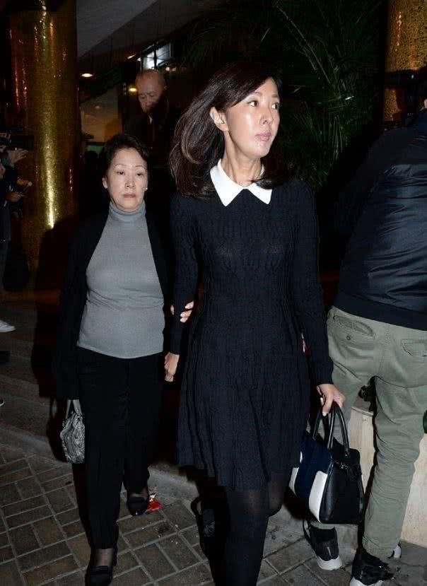 李嘉欣82歲媽媽近照曝光！皮膚緊緻不輸兩女兒，「超凍齡少女時代舊照」轟動全網：比李嘉欣都有范