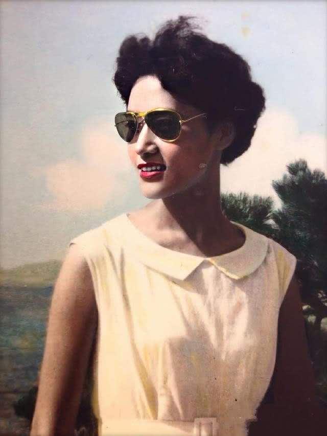 李嘉欣82歲媽媽近照曝光！皮膚緊緻不輸兩女兒，「超凍齡少女時代舊照」轟動全網：比李嘉欣都有范