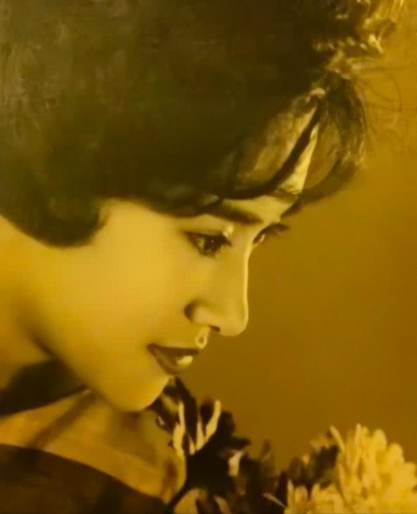 李嘉欣82歲媽媽近照曝光！皮膚緊緻不輸兩女兒，「超凍齡少女時代舊照」轟動全網：比李嘉欣都有范