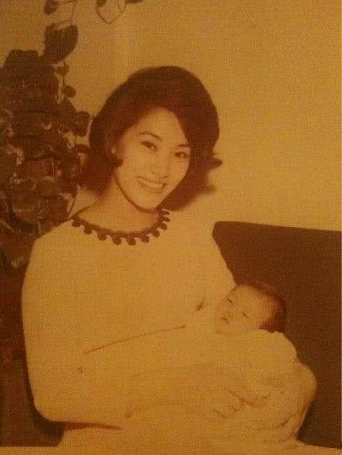 李嘉欣82歲媽媽近照曝光！皮膚緊緻不輸兩女兒，「超凍齡少女時代舊照」轟動全網：比李嘉欣都有范